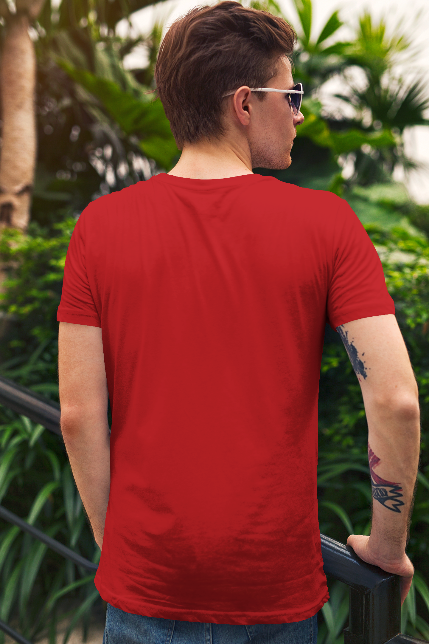Trendy red TUY t-shirt with edgy “Crazy Idea” design, styled in a versatile regular fit for modern street fashion