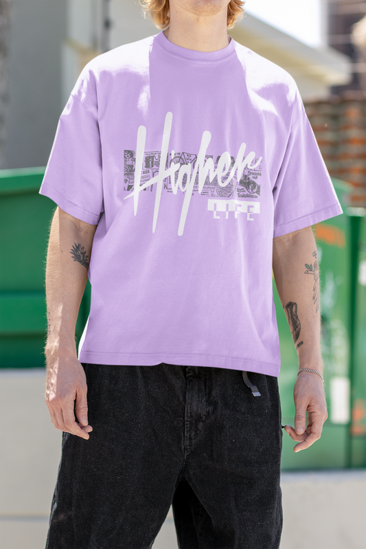 Oversized T-shirt in pastel lavender with a minimalist "Higher Life" design on the front, ideal for casual and expressive outfits.