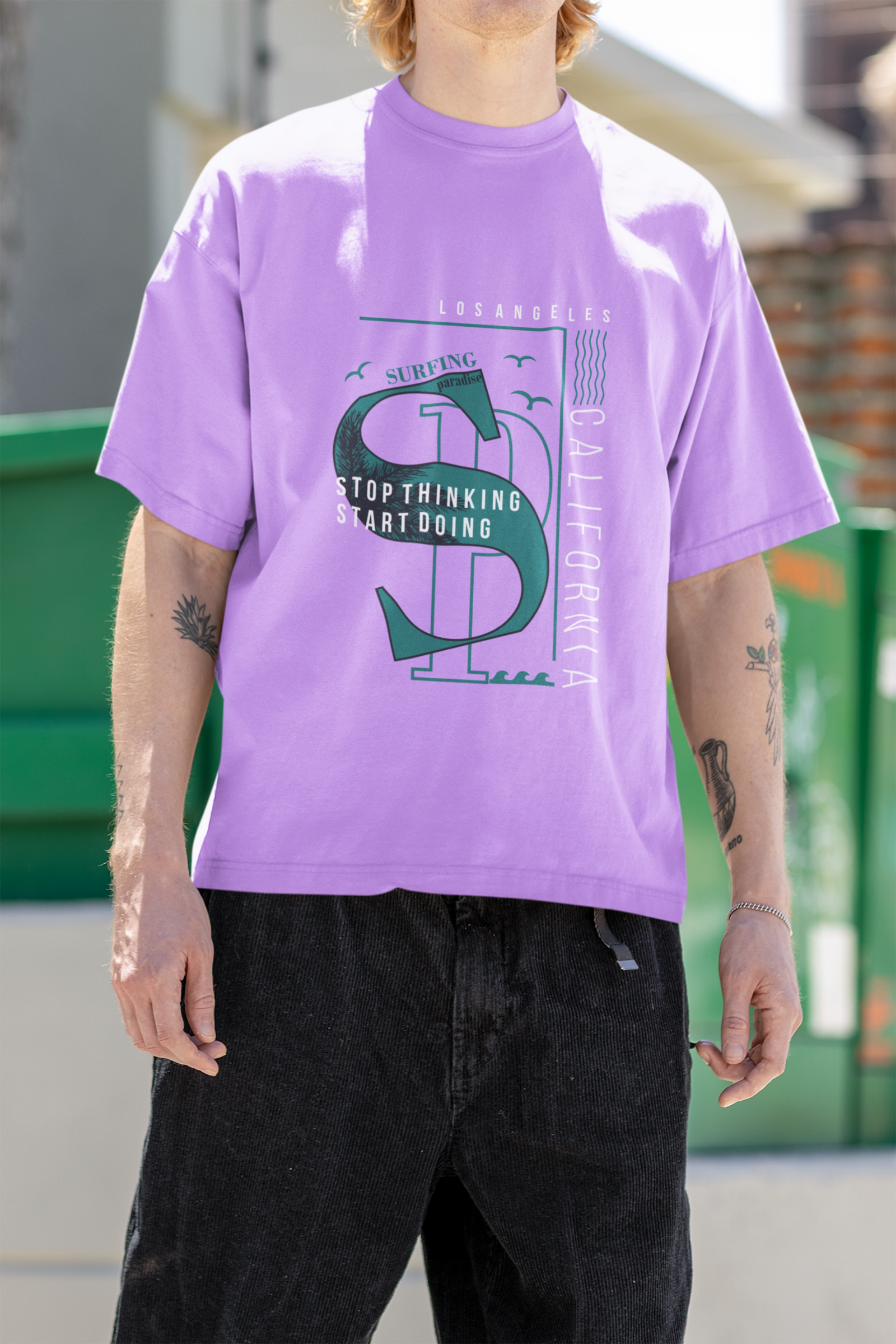 Unisex oversized T-shirt in lavender with minimal "California" text on the chest, perfect for everyday wear.

